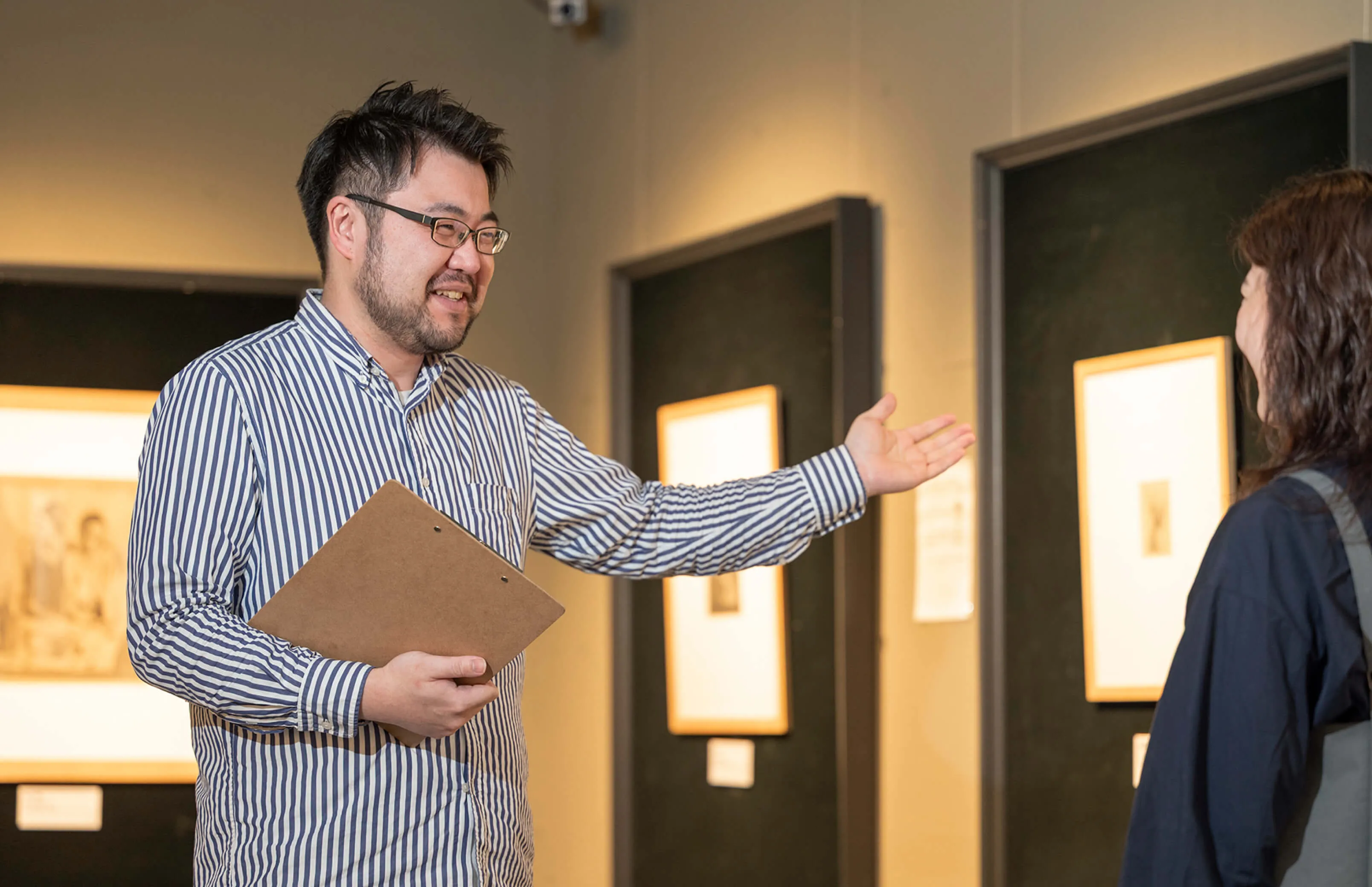 荒井記念美術館の館長による展示品の案内