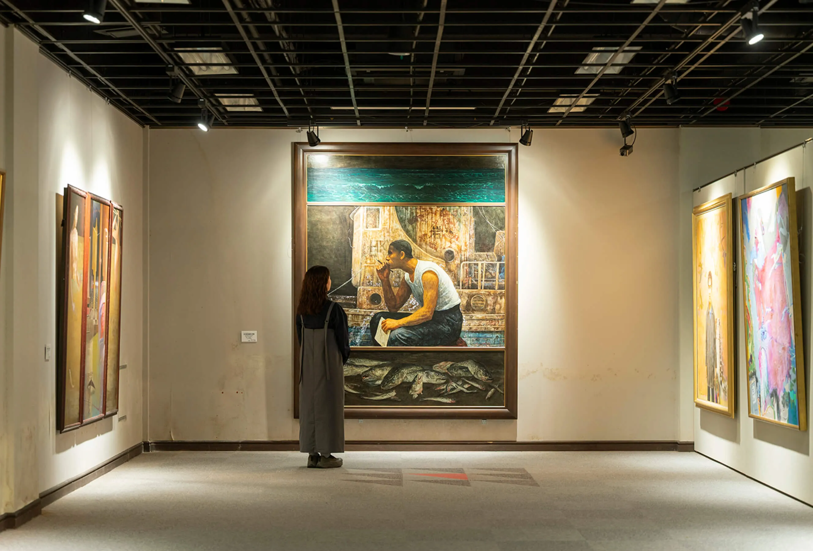 荒井記念美術館の展示を鑑賞する様子