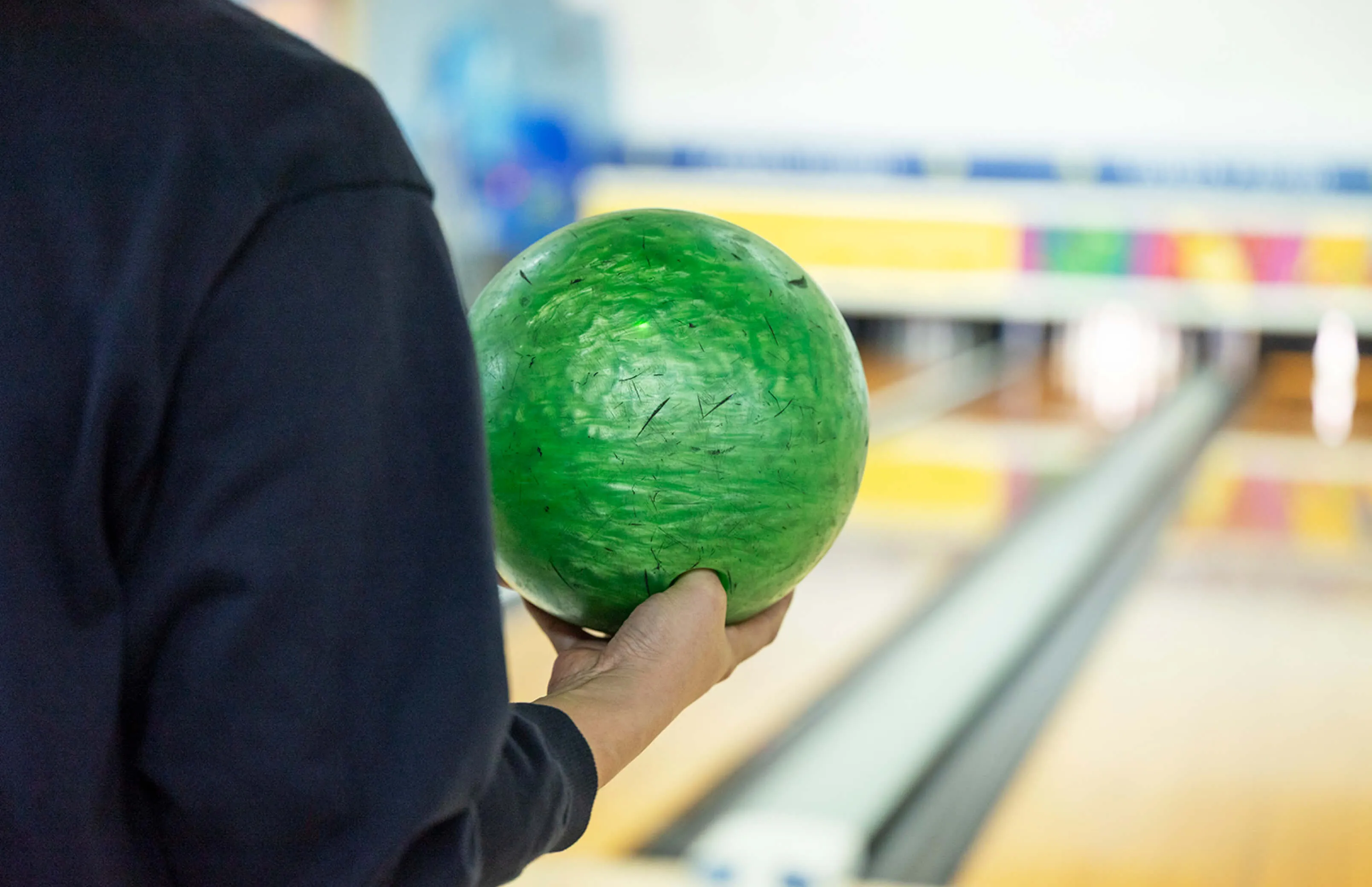 ボーリングの球とレーン