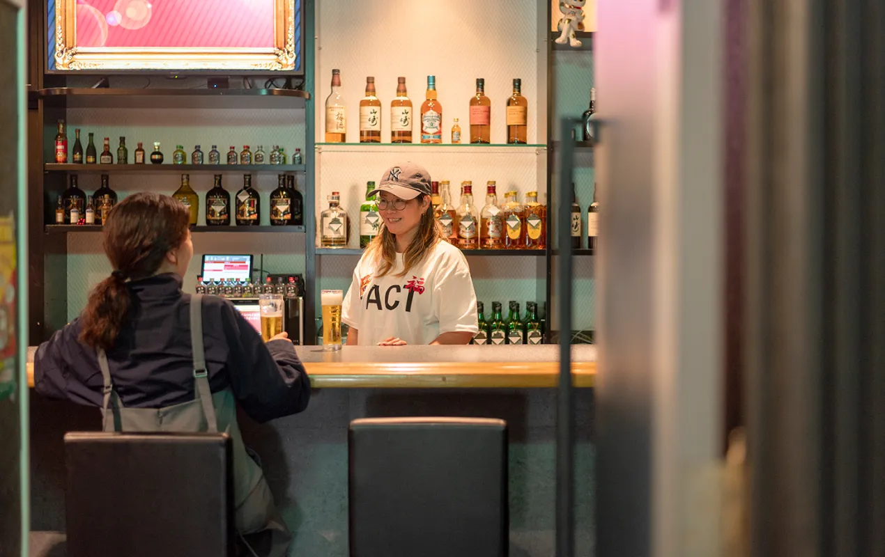 スナック待宵の入口外観