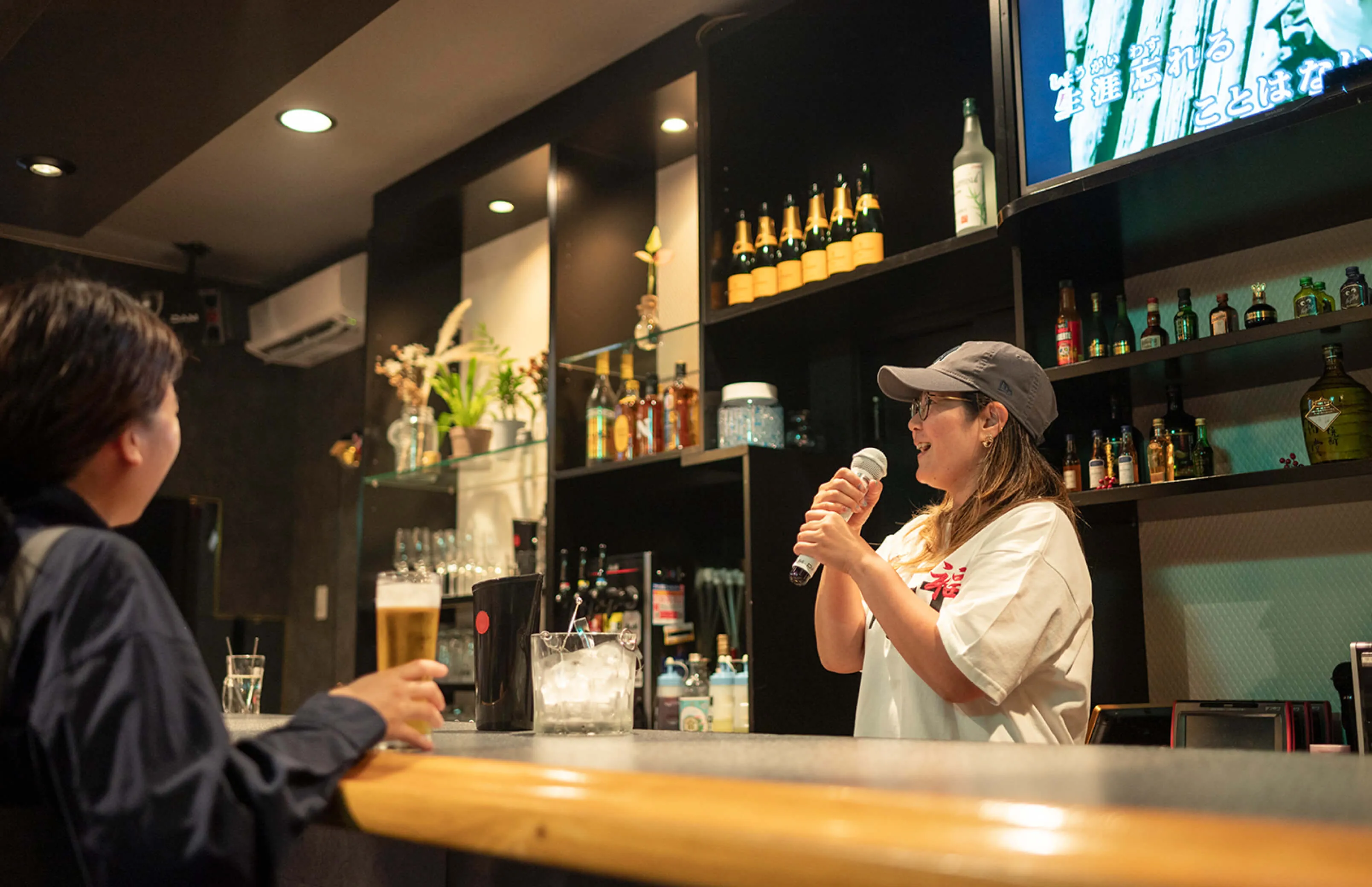 スナック待宵でもカラオケの様子