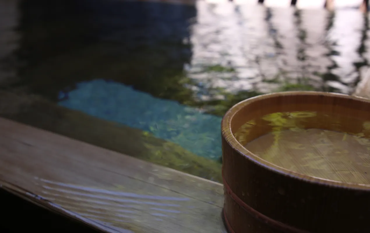 高島旅館の温泉の浴槽