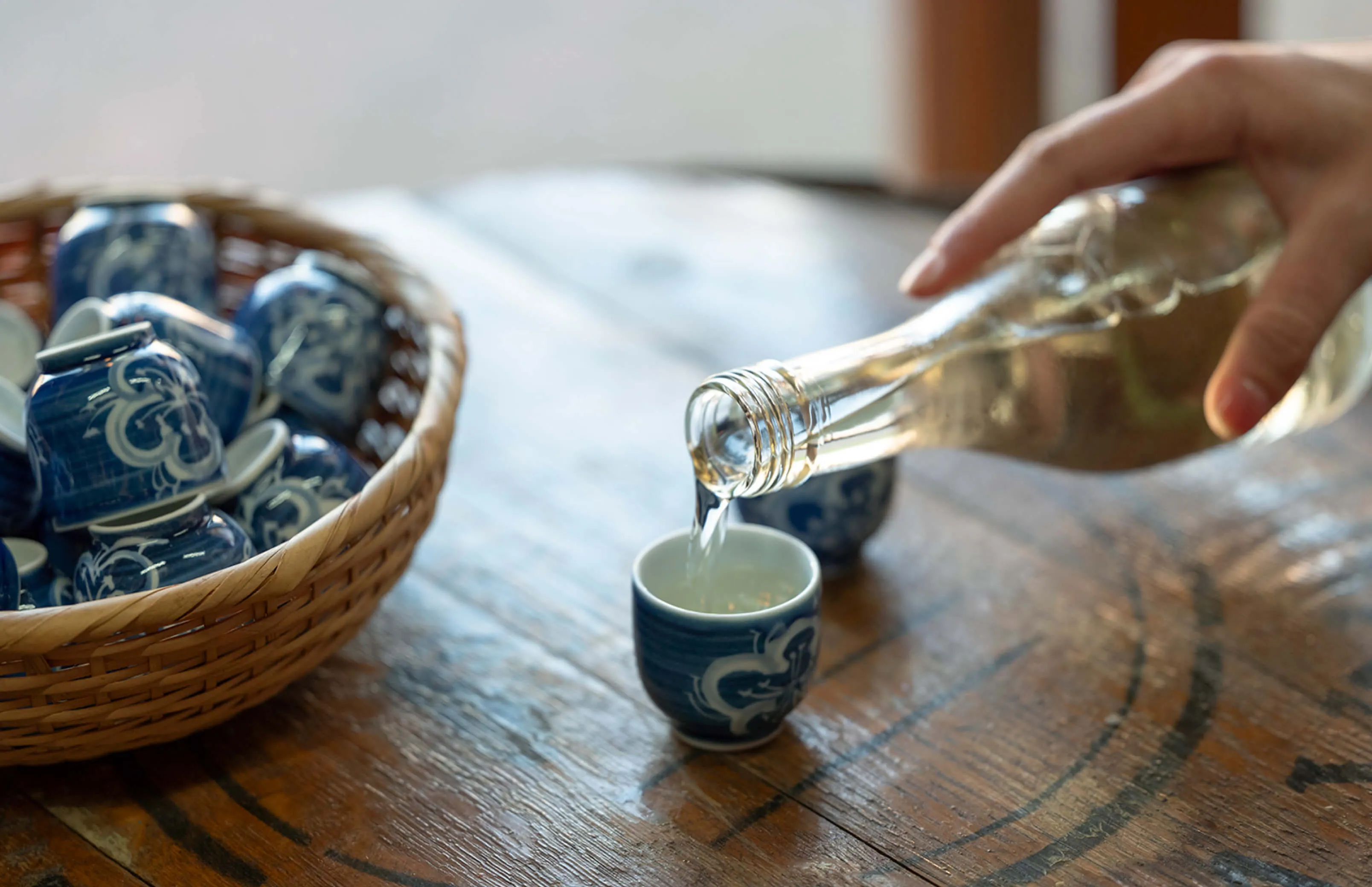 上田酒店の日本酒を注ぐ様子