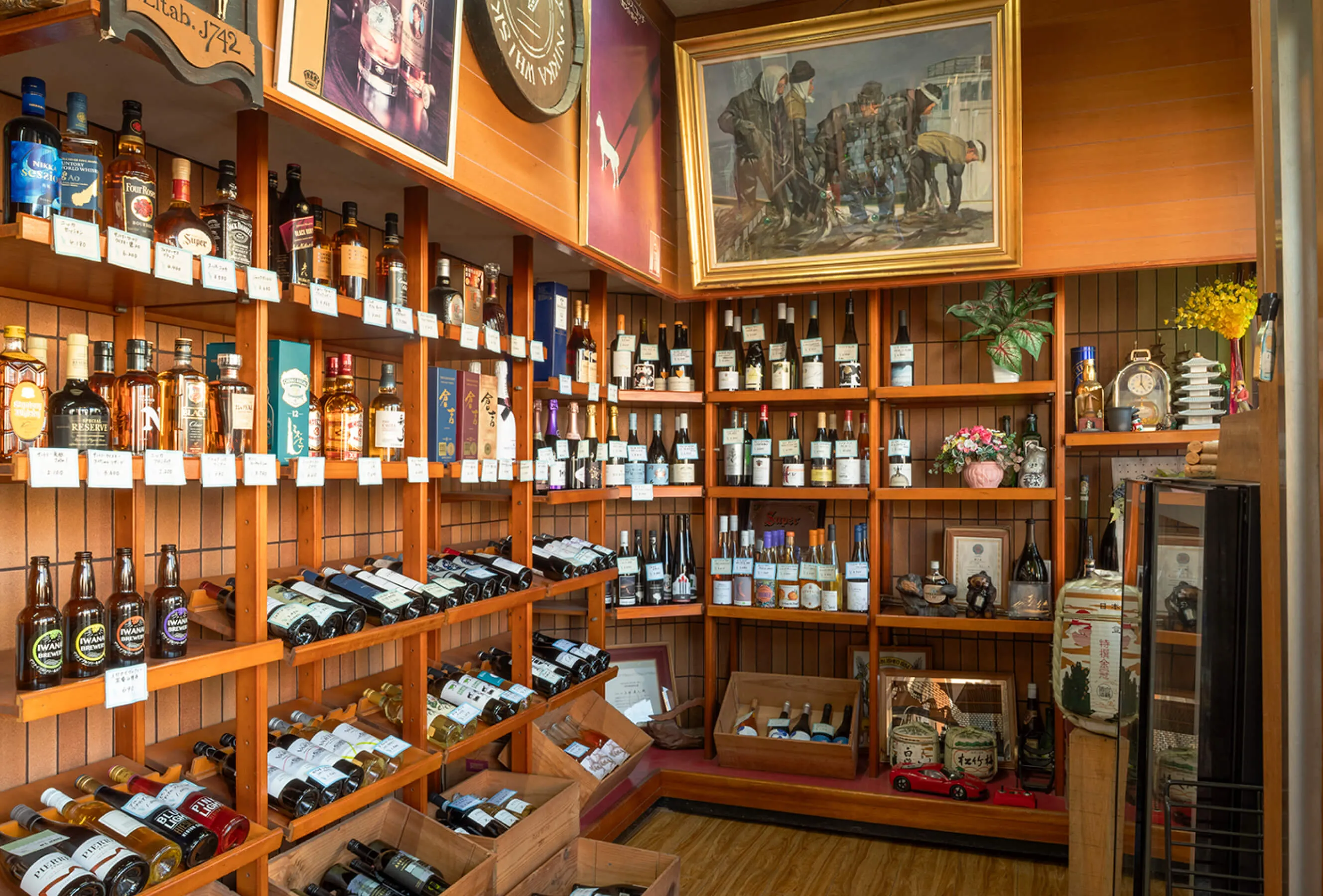 上田酒店の酒瓶が並ぶ店内