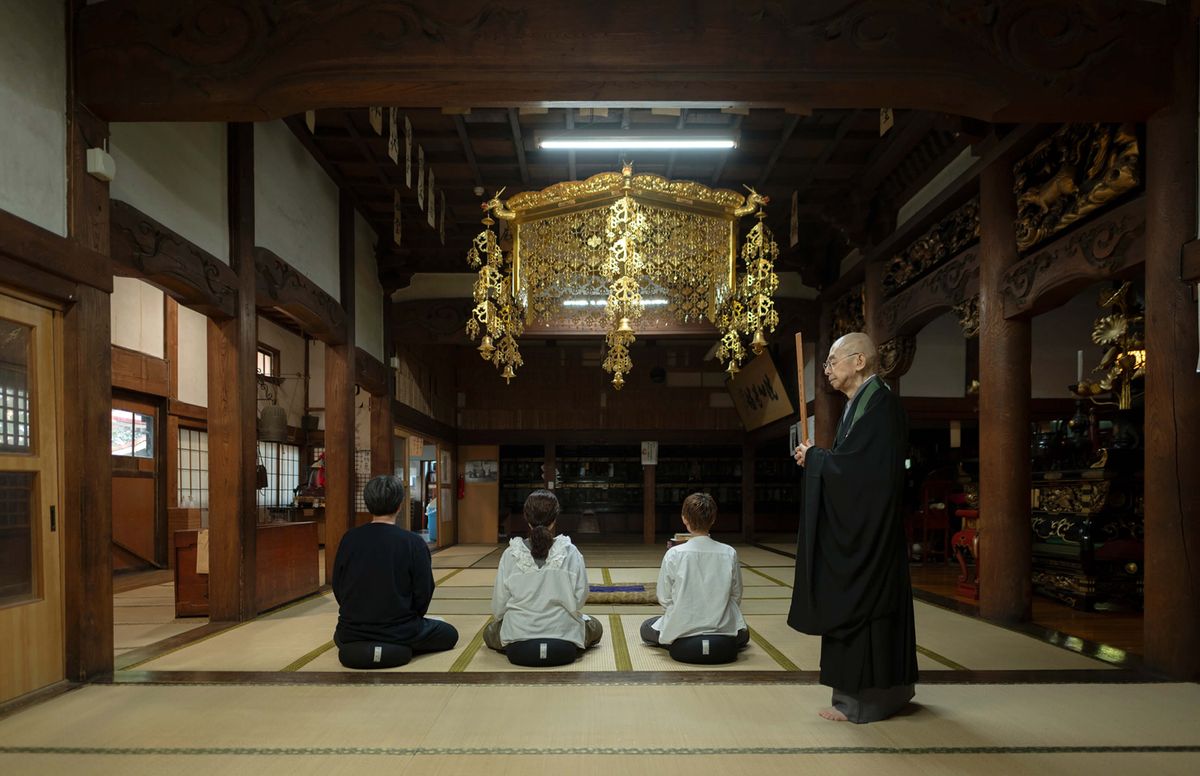 自分自身の内面に 心を向ける座禅。 創建百五十余年の寺院にて